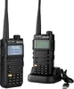 Two black Retevis RA685 amateur radio transceivers are displayed against a white background. One is in a charging dock with a USB cable, and the other is standing alone. Voir les images du produit