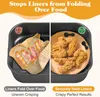 A split image showing two air fryer baskets. The left side shows bacon in a crumpled liner with a red 'X' symbol, indicating a problem. The right side shows fried chicken in a flat liner with a green checkmark, indicating a correct use. Text overlays descr Produktbild-Vorschau