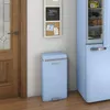 A light blue retro-style trash can is shown next to a light blue refrigerator. Voir les images du produit