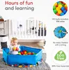 A baby playing in a blue ball pit with colorful balls, next to a crib. The image includes marketing text and icons. Anteprima dell’immagine prodotto