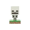 A Minecraft skeleton figure standing on a grass and dirt block. Náhled obrázku produktu