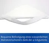 Close-up of a white mattress protector with elastic straps at the corner. Produktbild-Vorschau