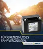 A motorcycle battery is shown in the foreground with motorcycles and riders in the background on a sunny road. Anteprima dell’immagine prodotto