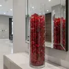 Roter Glas-Splitt 3–5 cm in einer hohen Glasvase als Innendekoration Produktbild-Vorschau
