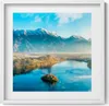 Gebäude an einem See in den Bergen– Wandbild mit Rahmen – Produktbild-Vorschau 1