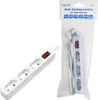 A collage showing a white 3-way power strip with a red switch, both outside its packaging and inside the packaging. Voir les images du produit