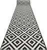 A black and white diamond patterned runner rug is shown from a slightly elevated angle, extending into the distance. Anteprima dell’immagine prodotto