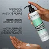 A hand holding a Redken Hydrating Curl Cream bottle, with text overlays highlighting product benefits. Voir les images du produit