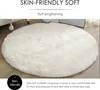 A fluffy white round rug on a wooden floor, with text overlays describing its features. Produktbild-Vorschau