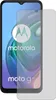 A screen protector is placed over a Motorola Moto G10 phone. Produktbild-Vorschau