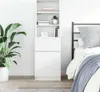 A white bookshelf with items on its shelves is next to a bed with blue and white bedding. Náhled obrázku produktu