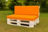 A white pallet sofa with orange cushions sits on a grassy lawn, with trees in the background. Anteprima dell’immagine prodotto