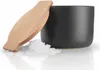 A black ceramic salt cellar with a wooden lid and a pile of salt in front of it, on a white background. Produktbild-Vorschau