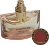 Geöffneter BVLGARI-Flakon mit sichtbarem Sprühkopf, rosigem Duft und abgenommenem goldenen Deckel neben der Flasche. Produktbild-Vorschau