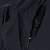 Detailaufnahme der Ortler 2.0 Pant von Berghaus; zeigt den Reißverschluss einer Tasche. Produktbild-Vorschau