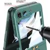 A green phone case is shown with a drill bit attempting to pierce it, illustrating its durability. Text labels highlight specific protective features. Produktbild-Vorschau