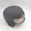 A black ski helmet with a visor is shown against a white background. Anteprima dell’immagine prodotto