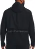 Back view of a person wearing a black Under Armour jacket. Voir les images du produit