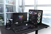 A gaming setup with a computer tower, monitor, keyboard, mouse, and headphones on a desk. Anteprima dell’immagine prodotto