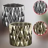 Two ceramic planters with a geometric diamond pattern, one silver and one gold, are shown against a light gray background. Close-up insets of each planter's texture are also visible. Anteprima dell’immagine prodotto