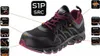 A pair of black and purple safety shoes with various features highlighted by text and icons. Voir les images du produit
