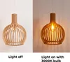 A split image showing a wooden pendant lamp, one side with the light off and the other with the light on. Voir les images du produit