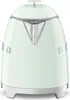 A close-up studio shot of a pastel green Smeg mini kettle. Podgląd zdjęcia produktu