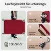 A person is holding a folded red lounge chair, with feature callouts on the right side. Produktbild-Vorschau
