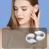 A woman is shown wearing one earbud, with a pair of earbuds displayed below her. Anteprima dell’immagine prodotto