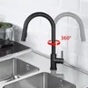 A black kitchen faucet is shown in a kitchen sink, with an illustration indicating 360-degree rotation. Anteprima dell’immagine prodotto