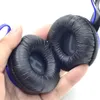 A hand holding a pair of black headphones with blue accents. Anteprima dell’immagine prodotto