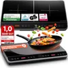 A double induction cooktop with a frying pan of pasta in the foreground, and promotional badges and text. Produktbild-Vorschau
