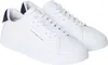 A pair of white Tommy Hilfiger sneakers. Voir les images du produit