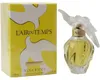 Eleganter Glasflakon mit geschwungenem Design und mattem Deckel in Form zweier Tauben, daneben gelbe Verpackung mit Taubenmotiv und Aufschrift „L’Air du Temps – Nina Ricci“. Produktbild-Vorschau