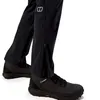 Schwarze Ridge-Roamer 3L Softshell-Hose von Berghaus; seitliche Reißverschlüsse; kombiniert mit Trekkingstiefeln. Produktbild-Vorschau