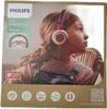 A young girl wearing Philips headphones, shown on the product packaging. Voir les images du produit