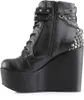A side view of a black wedge platform boot with studs and a chain. Produktbild-Vorschau