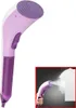A handheld garment steamer shown from the front, with an inset showing it being used to steam a white t-shirt. Produktbild-Vorschau