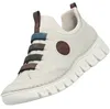 Auf dem Bild ist ein beiger flacher Schuh zu sehen der von der seitlichen rechten Seite abgebildet ist Der Schuh hat eine glatte Oberfläche und eine dicke Sohle Produktbild-Vorschau