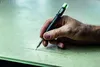 A hand is holding a marker and drawing a line on a surface. Anteprima dell’immagine prodotto