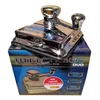 A chrome cigarette rolling machine sits on top of its product packaging. Anteprima dell’immagine prodotto