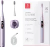 A collage showing an electric toothbrush and its accessories on the left, and the product packaging with marketing information on the right. Voir les images du produit