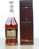 A bottle of Ararat Akhtamar 10 Years Old brandy and its gift box are displayed on a wooden surface against a white background. Produktbild-Vorschau