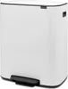 A white Brabantia Bo Mülleimer (trash can) with a black pedal and handle. Náhľad obrázku produktu