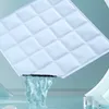 A cooling mat for pets is shown with water cascading from it into a pool. Produktbild-Vorschau
