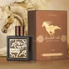 A perfume bottle and its box are displayed with a stylized horse image in the background. Voir les images du produit