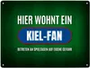 Hier wohnt ein Kiel-Fan Metallschild XXL mit Rasen Motiv Produktbild-Vorschau 1