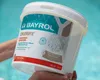 A person is holding a bucket of pool cleaning product near a swimming pool. Produktbild-Vorschau