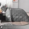 A reversible comforter is shown on a bed, with labels indicating the two different colors. Produktbild-Vorschau