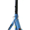 A close-up of a blue jack stand with a chain attached. Produktbild-Vorschau